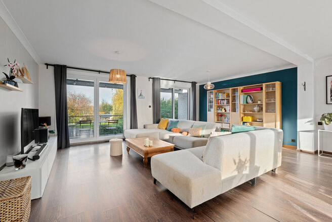 Deze instapklare en energiezuinige gezinswoning met 4 tot 5 slaapkamers bevindt zich in het landelijke Humbeek, deelgemeente van Grimbergen, op een mooi perceel van 711 m&sup2;. De woning beschikt over een inpandige garage en een polyvalente ruimte op het gel