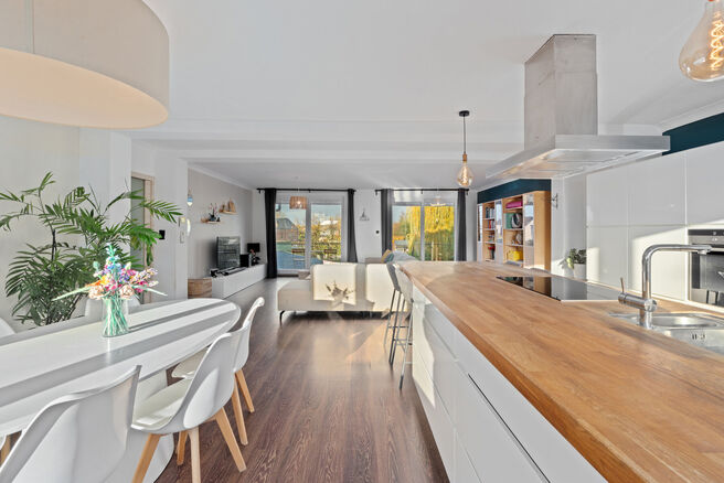 Deze instapklare en energiezuinige gezinswoning met 4 tot 5 slaapkamers bevindt zich in het landelijke Humbeek, deelgemeente van Grimbergen, op een mooi perceel van 711 m&sup2;. De woning beschikt over een inpandige garage en een polyvalente ruimte op het gel