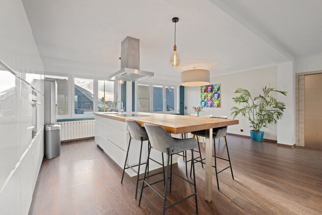 Deze instapklare en energiezuinige gezinswoning met 4 tot 5 slaapkamers bevindt zich in het landelijke Humbeek, deelgemeente van Grimbergen, op een mooi perceel van 711 m&sup2;. De woning beschikt over een inpandige garage en een polyvalente ruimte op het gel