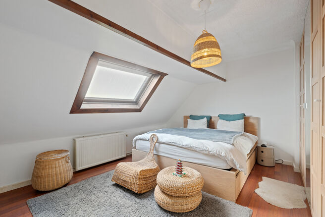 Deze instapklare en energiezuinige gezinswoning met 4 tot 5 slaapkamers bevindt zich in het landelijke Humbeek, deelgemeente van Grimbergen, op een mooi perceel van 711 m&sup2;. De woning beschikt over een inpandige garage en een polyvalente ruimte op het gel