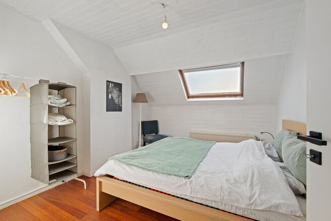 Deze instapklare en energiezuinige gezinswoning met 4 tot 5 slaapkamers bevindt zich in het landelijke Humbeek, deelgemeente van Grimbergen, op een mooi perceel van 711 m&sup2;. De woning beschikt over een inpandige garage en een polyvalente ruimte op het gel