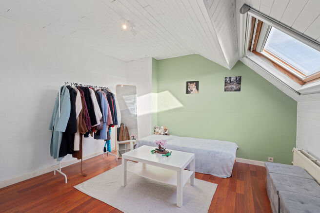 Deze instapklare en energiezuinige gezinswoning met 4 tot 5 slaapkamers bevindt zich in het landelijke Humbeek, deelgemeente van Grimbergen, op een mooi perceel van 711 m&sup2;. De woning beschikt over een inpandige garage en een polyvalente ruimte op het gel