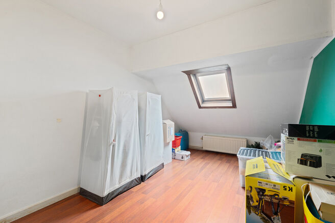 Deze instapklare en energiezuinige gezinswoning met 4 tot 5 slaapkamers bevindt zich in het landelijke Humbeek, deelgemeente van Grimbergen, op een mooi perceel van 711 m&sup2;. De woning beschikt over een inpandige garage en een polyvalente ruimte op het gel