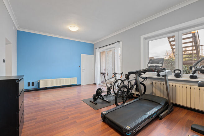 Deze instapklare en energiezuinige gezinswoning met 4 tot 5 slaapkamers bevindt zich in het landelijke Humbeek, deelgemeente van Grimbergen, op een mooi perceel van 711 m&sup2;. De woning beschikt over een inpandige garage en een polyvalente ruimte op het gel