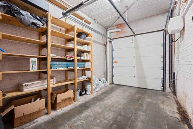 Deze instapklare en energiezuinige gezinswoning met 4 tot 5 slaapkamers bevindt zich in het landelijke Humbeek, deelgemeente van Grimbergen, op een mooi perceel van 711 m&sup2;. De woning beschikt over een inpandige garage en een polyvalente ruimte op het gel