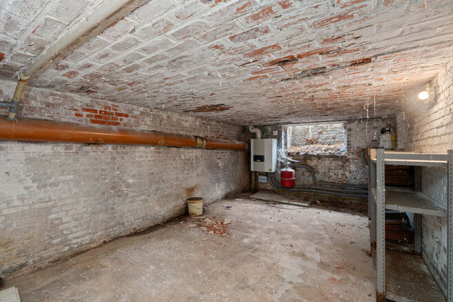 Deze instapklare en energiezuinige gezinswoning met 4 tot 5 slaapkamers bevindt zich in het landelijke Humbeek, deelgemeente van Grimbergen, op een mooi perceel van 711 m&sup2;. De woning beschikt over een inpandige garage en een polyvalente ruimte op het gel