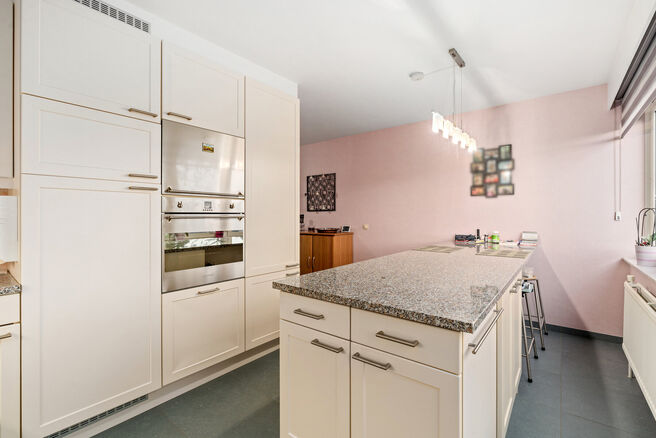 Deze ruime instapklare woning beschikt over 2 ruime slaapkamers en 1 badkamer en is gelegen op een perceel van 1a 55ca met een tuin. De woning bevindt zich in een residenti&euml;le woonwijk.

INDELING:
Op het gelijkvloers bevindt zich een ruime garage met ele
