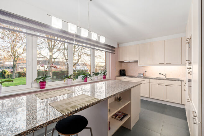 Deze ruime instapklare woning beschikt over 2 ruime slaapkamers en 1 badkamer en is gelegen op een perceel van 1a 55ca met een tuin. De woning bevindt zich in een residenti&euml;le woonwijk.

INDELING:
Op het gelijkvloers bevindt zich een ruime garage met ele