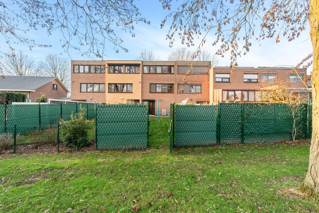 Deze ruime instapklare woning beschikt over 2 ruime slaapkamers en 1 badkamer en is gelegen op een perceel van 1a 55ca met een tuin. De woning bevindt zich in een residenti&euml;le woonwijk.

INDELING:
Op het gelijkvloers bevindt zich een ruime garage met ele
