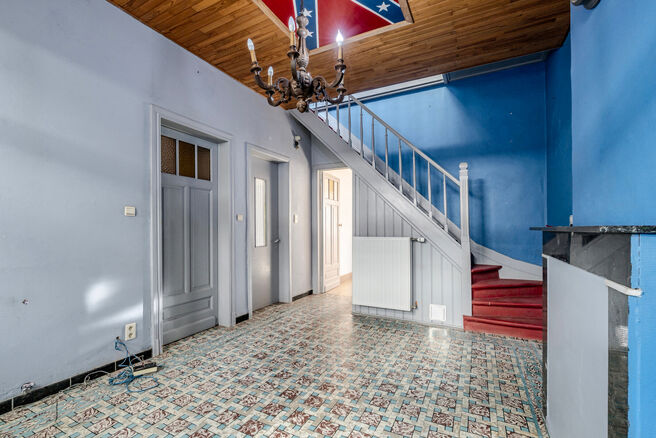 Deze hoekwoning met 3 slaapkamers en garage is centraal gelegen, op wandelafstand van de dorpskern van Machelen.

INDELING:
Op het gelijkvloers bevindt zich de voormalige slagerswinkel. Verder vindt u een ruime eetkamer of bureau aan de voorzijde, een woo