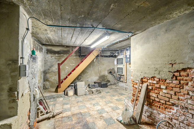 Deze hoekwoning met 3 slaapkamers en garage is centraal gelegen, op wandelafstand van de dorpskern van Machelen.

INDELING:
Op het gelijkvloers bevindt zich de voormalige slagerswinkel. Verder vindt u een ruime eetkamer of bureau aan de voorzijde, een woo
