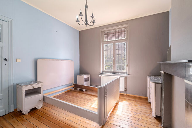 Deze hoekwoning met 3 slaapkamers en garage is centraal gelegen, op wandelafstand van de dorpskern van Machelen.

INDELING:
Op het gelijkvloers bevindt zich de voormalige slagerswinkel. Verder vindt u een ruime eetkamer of bureau aan de voorzijde, een woo