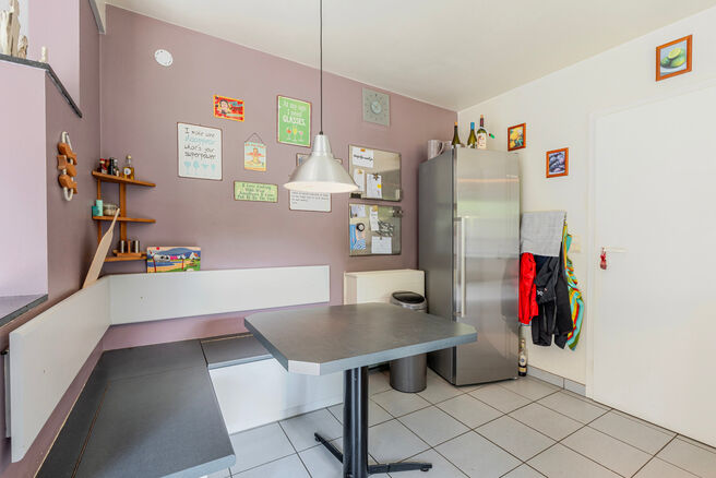 Deze vrijstaande woning met drie slaapkamers, garage en grote tuin is uitstekend gelegen in een rustige, familiale woonwijk in een doodlopende straat, wat zorgt voor een kindvriendelijke en veilige leefomgeving. De woning bevindt zich op de grens met de g
