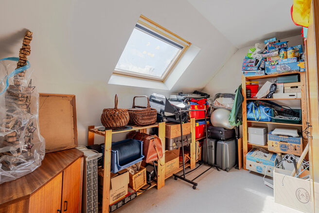 Deze vrijstaande woning met drie slaapkamers, garage en grote tuin is uitstekend gelegen in een rustige, familiale woonwijk in een doodlopende straat, wat zorgt voor een kindvriendelijke en veilige leefomgeving. De woning bevindt zich op de grens met de g