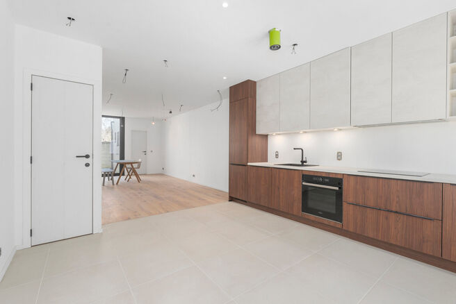 Deze woning met 2 ruime slaapkamers en terras werd volledig gerenoveerd met hoogwaardige materialen.
Ze is gelegen in een residenti&euml;le woonwijk in Peutie, Vilvoorde.

De indeling is als volgt: Op het gelijkvloerse verdieping bevindt zich de woonkamer met
