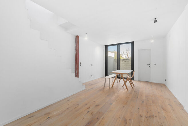 Deze woning met 2 ruime slaapkamers en terras werd volledig gerenoveerd met hoogwaardige materialen.
Ze is gelegen in een residenti&euml;le woonwijk in Peutie, Vilvoorde.

De indeling is als volgt: Op het gelijkvloerse verdieping bevindt zich de woonkamer met