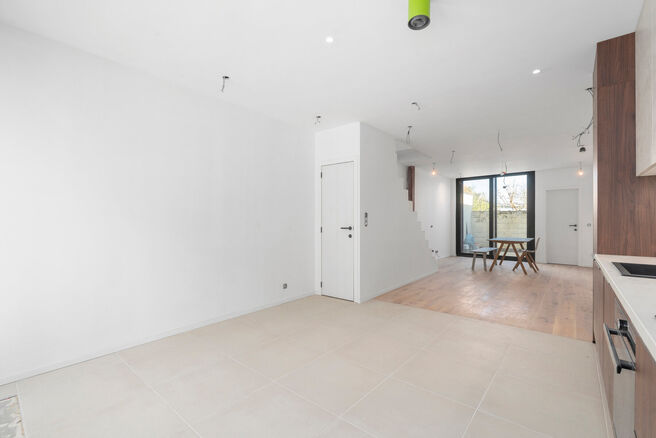 Deze woning met 2 ruime slaapkamers en terras werd volledig gerenoveerd met hoogwaardige materialen.
Ze is gelegen in een residenti&euml;le woonwijk in Peutie, Vilvoorde.

De indeling is als volgt: Op het gelijkvloerse verdieping bevindt zich de woonkamer met