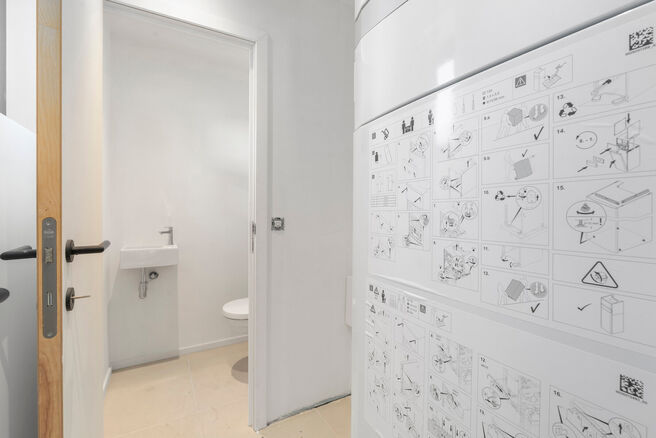 Deze woning met 2 ruime slaapkamers en terras werd volledig gerenoveerd met hoogwaardige materialen.
Ze is gelegen in een residenti&euml;le woonwijk in Peutie, Vilvoorde.

De indeling is als volgt: Op het gelijkvloerse verdieping bevindt zich de woonkamer met