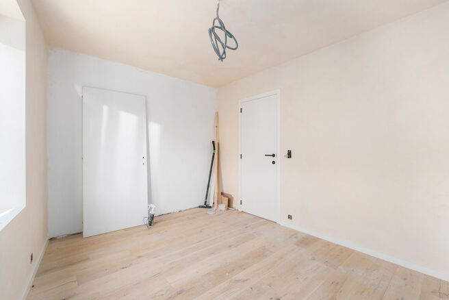 Deze woning met 2 ruime slaapkamers en terras werd volledig gerenoveerd met hoogwaardige materialen.
Ze is gelegen in een residenti&euml;le woonwijk in Peutie, Vilvoorde.

De indeling is als volgt: Op het gelijkvloerse verdieping bevindt zich de woonkamer met