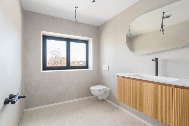 Deze woning met 2 ruime slaapkamers en terras werd volledig gerenoveerd met hoogwaardige materialen.
Ze is gelegen in een residenti&euml;le woonwijk in Peutie, Vilvoorde.

De indeling is als volgt: Op het gelijkvloerse verdieping bevindt zich de woonkamer met