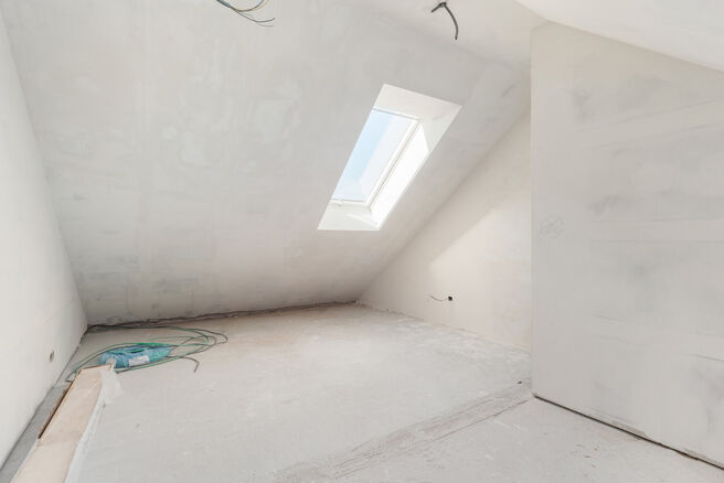 Deze woning met 2 ruime slaapkamers en terras werd volledig gerenoveerd met hoogwaardige materialen.
Ze is gelegen in een residenti&euml;le woonwijk in Peutie, Vilvoorde.

De indeling is als volgt: Op het gelijkvloerse verdieping bevindt zich de woonkamer met