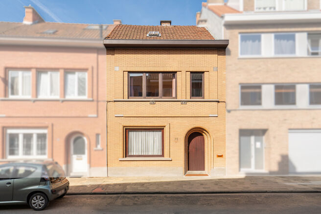 Deze instapklare gezinswoning met 3 slaapkamers is uitstekend gelegen in het landelijke Koningslo en combineert een rustige, residenti&euml;le omgeving met een vlotte bereikbaarheid richting zowel Vlaanderen als het Brussels Gewest.

De woning is gebouwd op e