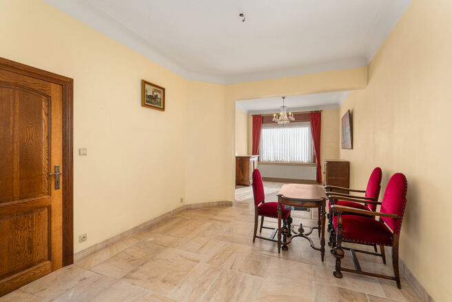 Deze instapklare gezinswoning met 3 slaapkamers is uitstekend gelegen in het landelijke Koningslo en combineert een rustige, residenti&euml;le omgeving met een vlotte bereikbaarheid richting zowel Vlaanderen als het Brussels Gewest.

De woning is gebouwd op e