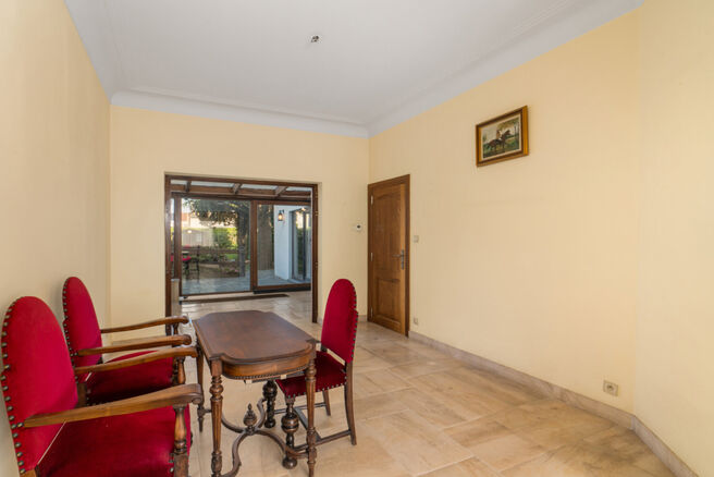 Deze instapklare gezinswoning met 3 slaapkamers is uitstekend gelegen in het landelijke Koningslo en combineert een rustige, residenti&euml;le omgeving met een vlotte bereikbaarheid richting zowel Vlaanderen als het Brussels Gewest.

De woning is gebouwd op e