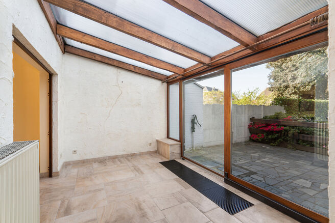 Deze instapklare gezinswoning met 3 slaapkamers is uitstekend gelegen in het landelijke Koningslo en combineert een rustige, residenti&euml;le omgeving met een vlotte bereikbaarheid richting zowel Vlaanderen als het Brussels Gewest.

De woning is gebouwd op e