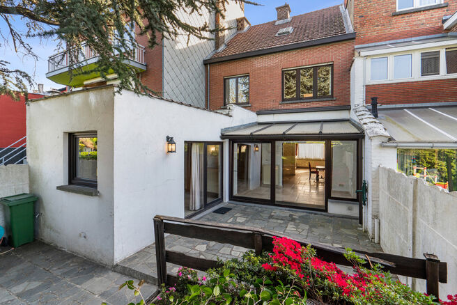 Deze instapklare gezinswoning met 3 slaapkamers is uitstekend gelegen in het landelijke Koningslo en combineert een rustige, residenti&euml;le omgeving met een vlotte bereikbaarheid richting zowel Vlaanderen als het Brussels Gewest.

De woning is gebouwd op e