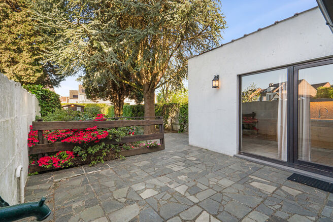 Deze instapklare gezinswoning met 3 slaapkamers is uitstekend gelegen in het landelijke Koningslo en combineert een rustige, residenti&euml;le omgeving met een vlotte bereikbaarheid richting zowel Vlaanderen als het Brussels Gewest.

De woning is gebouwd op e