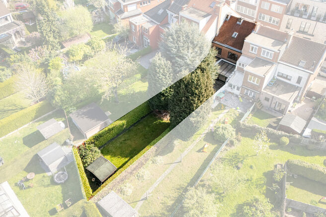 Deze instapklare gezinswoning met 3 slaapkamers is uitstekend gelegen in het landelijke Koningslo en combineert een rustige, residenti&euml;le omgeving met een vlotte bereikbaarheid richting zowel Vlaanderen als het Brussels Gewest.

De woning is gebouwd op e