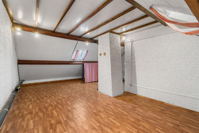 Deze instapklare gezinswoning met 3 slaapkamers is uitstekend gelegen in het landelijke Koningslo en combineert een rustige, residenti&euml;le omgeving met een vlotte bereikbaarheid richting zowel Vlaanderen als het Brussels Gewest.

De woning is gebouwd op e