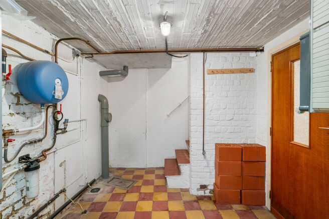 Deze instapklare gezinswoning met 3 slaapkamers is uitstekend gelegen in het landelijke Koningslo en combineert een rustige, residenti&euml;le omgeving met een vlotte bereikbaarheid richting zowel Vlaanderen als het Brussels Gewest.

De woning is gebouwd op e