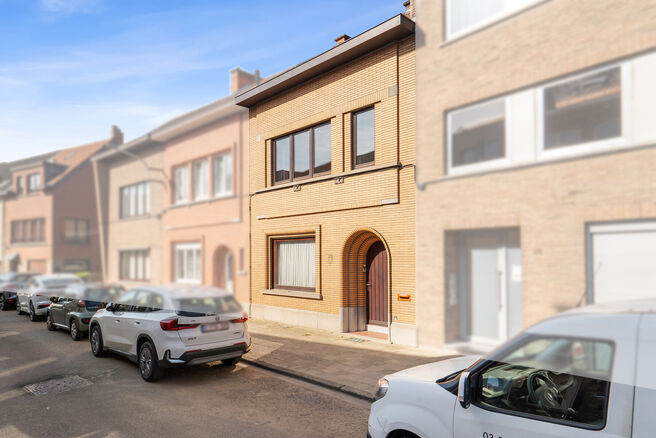 Deze instapklare gezinswoning met 3 slaapkamers is uitstekend gelegen in het landelijke Koningslo en combineert een rustige, residenti&euml;le omgeving met een vlotte bereikbaarheid richting zowel Vlaanderen als het Brussels Gewest.

De woning is gebouwd op e
