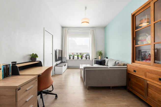 Deze instapklare woning met maar liefst 5 slaapkamers is uitstekend gelegen in een rustige &eacute;&eacute;nrichtingsstraat, op korte afstand van tal van voorzieningen.
Gelegen op een perceel van 4a 76ca, geniet de woning van een aangename tuin met meerdere terrassen