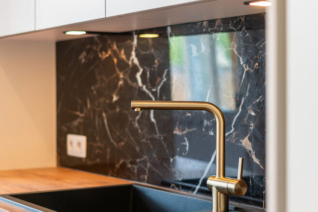 Deze instapklare woning met maar liefst 5 slaapkamers is uitstekend gelegen in een rustige &eacute;&eacute;nrichtingsstraat, op korte afstand van tal van voorzieningen.
Gelegen op een perceel van 4a 76ca, geniet de woning van een aangename tuin met meerdere terrassen