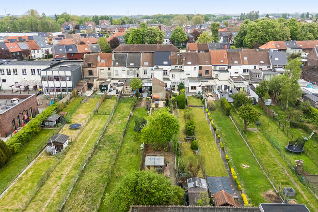 Deze instapklare woning met maar liefst 5 slaapkamers is uitstekend gelegen in een rustige &eacute;&eacute;nrichtingsstraat, op korte afstand van tal van voorzieningen.
Gelegen op een perceel van 4a 76ca, geniet de woning van een aangename tuin met meerdere terrassen