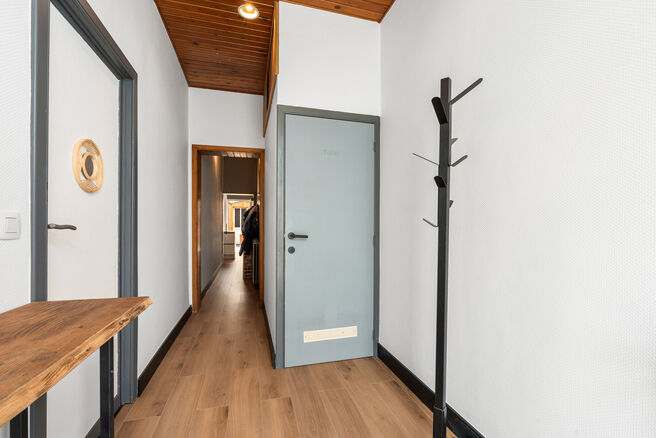 Deze instapklare woning met maar liefst 5 slaapkamers is uitstekend gelegen in een rustige &eacute;&eacute;nrichtingsstraat, op korte afstand van tal van voorzieningen.
Gelegen op een perceel van 4a 76ca, geniet de woning van een aangename tuin met meerdere terrassen