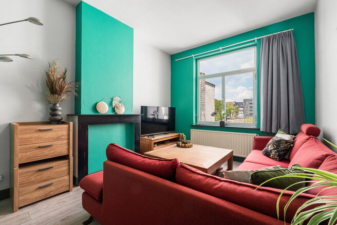 Deze instapklare woning met maar liefst 5 slaapkamers is uitstekend gelegen in een rustige &eacute;&eacute;nrichtingsstraat, op korte afstand van tal van voorzieningen.
Gelegen op een perceel van 4a 76ca, geniet de woning van een aangename tuin met meerdere terrassen