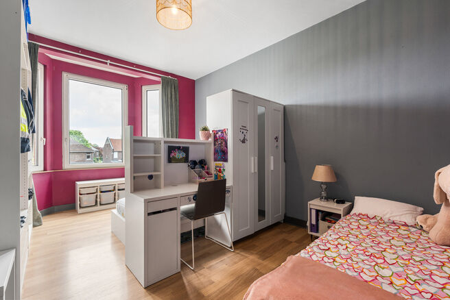 Deze instapklare woning met maar liefst 5 slaapkamers is uitstekend gelegen in een rustige &eacute;&eacute;nrichtingsstraat, op korte afstand van tal van voorzieningen.
Gelegen op een perceel van 4a 76ca, geniet de woning van een aangename tuin met meerdere terrassen