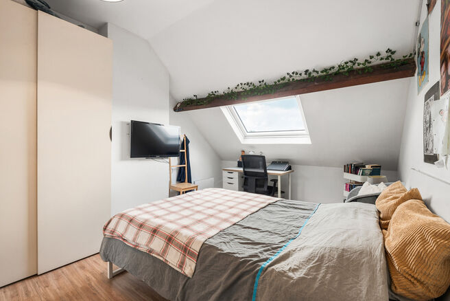 Deze instapklare woning met maar liefst 5 slaapkamers is uitstekend gelegen in een rustige &eacute;&eacute;nrichtingsstraat, op korte afstand van tal van voorzieningen.
Gelegen op een perceel van 4a 76ca, geniet de woning van een aangename tuin met meerdere terrassen