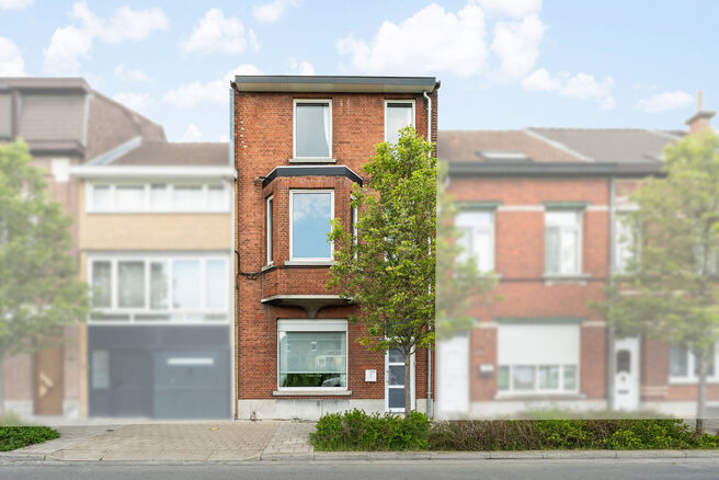 Deze instapklare woning met maar liefst 5 slaapkamers is uitstekend gelegen in een rustige &eacute;&eacute;nrichtingsstraat, op korte afstand van tal van voorzieningen.
Gelegen op een perceel van 4a 76ca, geniet de woning van een aangename tuin met meerdere terrassen