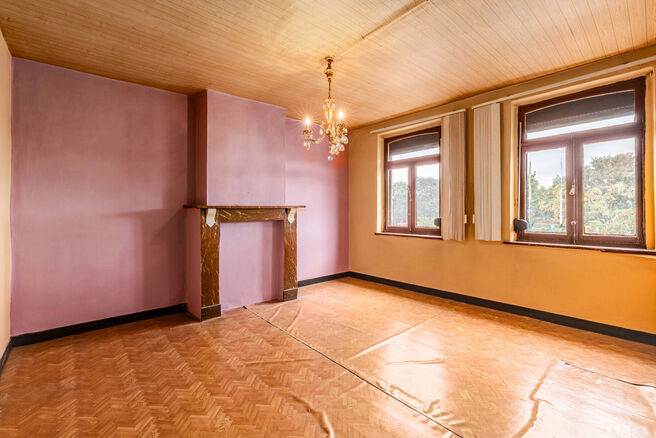 Deze ruime gezinswoning is gelegen nabij het centrum van Vilvoorde en beschikt over maar liefst 5 slaapkamers, een kelder en een terras. Dankzij de royale volumes en verschillende verdiepingen biedt de woning heel wat mogelijkheden voor wie op zoek is naa