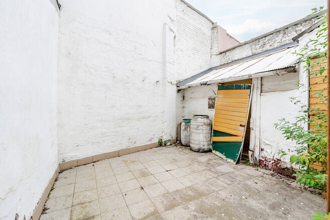 Deze ruime gezinswoning is gelegen nabij het centrum van Vilvoorde en beschikt over maar liefst 5 slaapkamers, een kelder en een terras. Dankzij de royale volumes en verschillende verdiepingen biedt de woning heel wat mogelijkheden voor wie op zoek is naa