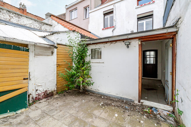 Deze ruime gezinswoning is gelegen nabij het centrum van Vilvoorde en beschikt over maar liefst 5 slaapkamers, een kelder en een terras. Dankzij de royale volumes en verschillende verdiepingen biedt de woning heel wat mogelijkheden voor wie op zoek is naa