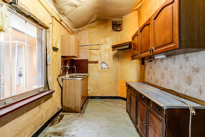 Deze ruime gezinswoning is gelegen nabij het centrum van Vilvoorde en beschikt over maar liefst 5 slaapkamers, een kelder en een terras. Dankzij de royale volumes en verschillende verdiepingen biedt de woning heel wat mogelijkheden voor wie op zoek is naa
