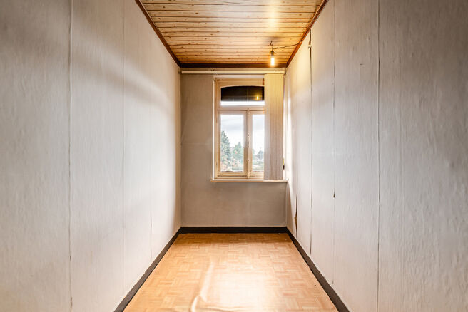 Deze ruime gezinswoning is gelegen nabij het centrum van Vilvoorde en beschikt over maar liefst 5 slaapkamers, een kelder en een terras. Dankzij de royale volumes en verschillende verdiepingen biedt de woning heel wat mogelijkheden voor wie op zoek is naa