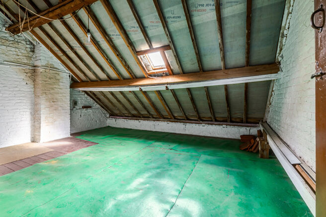 Deze ruime gezinswoning is gelegen nabij het centrum van Vilvoorde en beschikt over maar liefst 5 slaapkamers, een kelder en een terras. Dankzij de royale volumes en verschillende verdiepingen biedt de woning heel wat mogelijkheden voor wie op zoek is naa