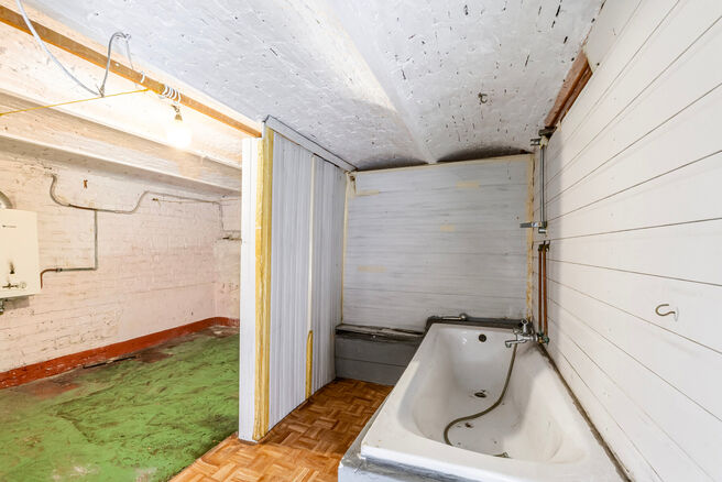 Deze ruime gezinswoning is gelegen nabij het centrum van Vilvoorde en beschikt over maar liefst 5 slaapkamers, een kelder en een terras. Dankzij de royale volumes en verschillende verdiepingen biedt de woning heel wat mogelijkheden voor wie op zoek is naa